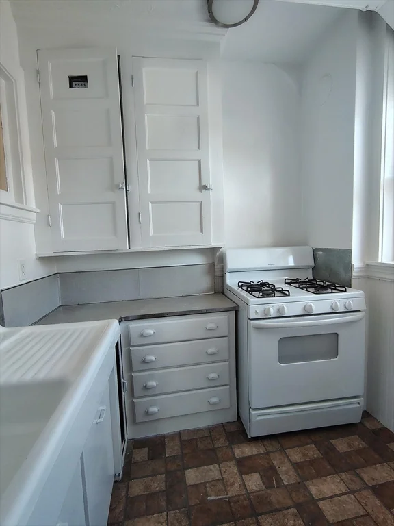 1 bed, 1 bath apartment for rent at 1 Harbor Unit 8, Salem — photo 2 of 7