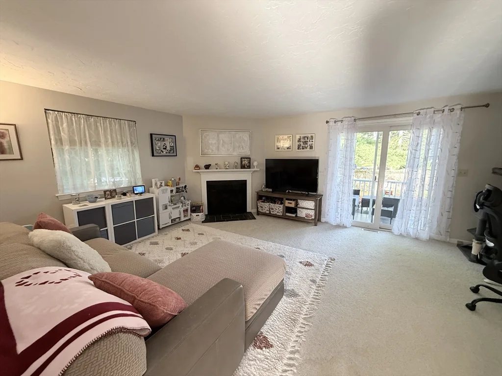 2 bed, 1 bath apartment for rent at 1 Hartshorn Pl Unit 1, Walpole — photo 3 of 13