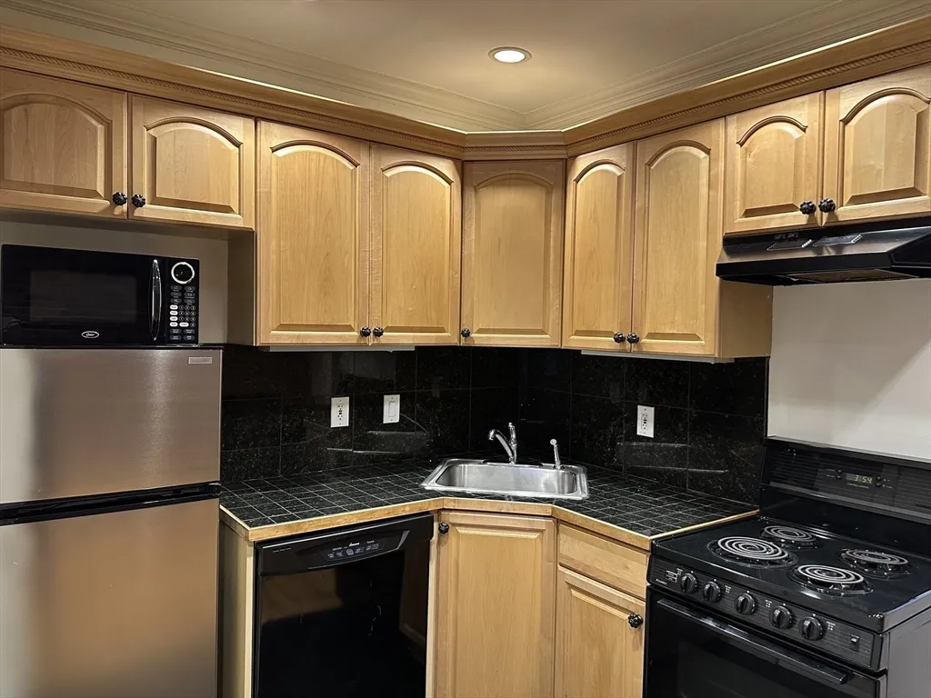 Studio bed, 1 bath apartment for rent at 1 Hull Street Ct Unit 4, North End — photo 3 of 10