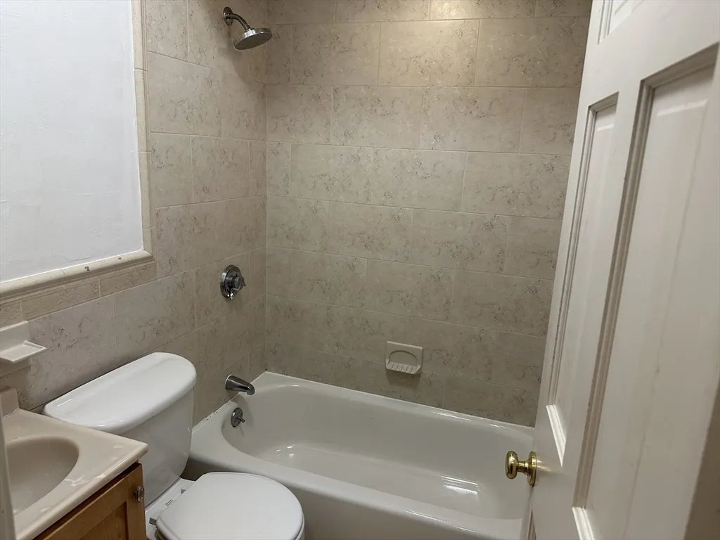 Studio bed, 1 bath apartment for rent at 1 Hull Street Ct Unit 4, North End — photo 6 of 10