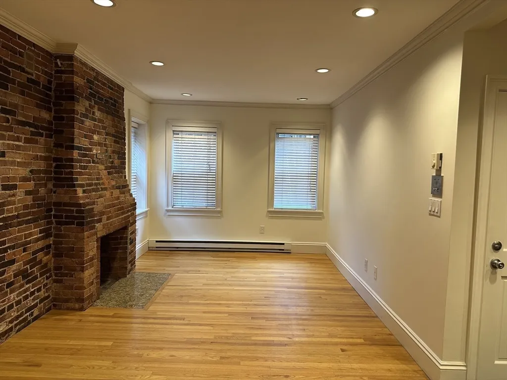 Studio bed, 1 bath apartment for rent at 1 Hull Street Ct Unit 4, North End — photo 4 of 10