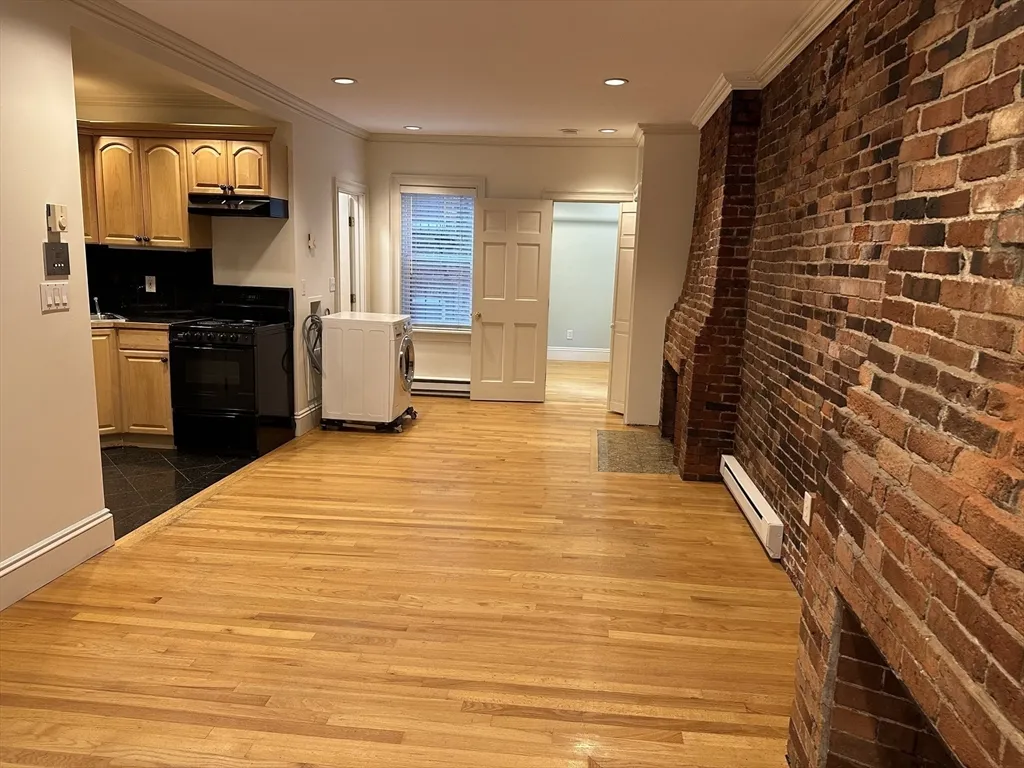 Studio bed, 1 bath apartment for rent at 1 Hull Street Ct Unit 4, North End — photo 2 of 10