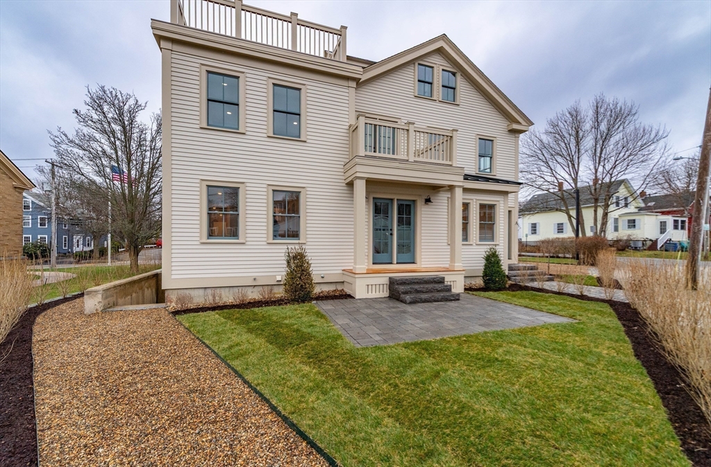 3 bed, 2 bath apartment for rent at 1 Jewett St Unit 1, Rockport — photo 1 of 15