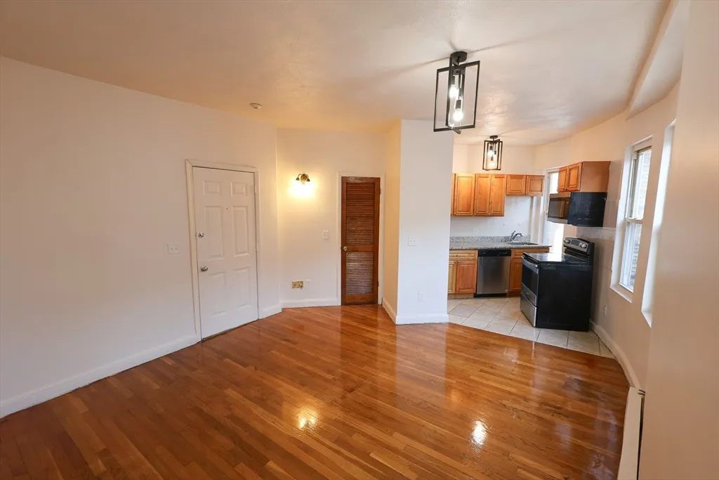 2 bed, 1 bath apartment for rent at 1 Kenilworth St Unit 3, Roxbury — photo 4 of 10