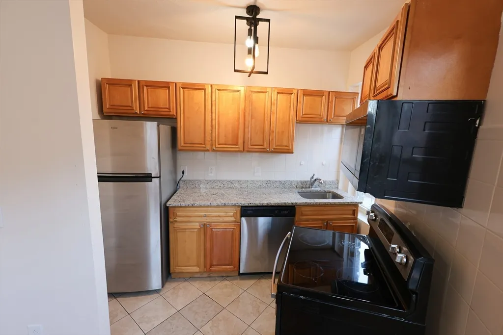 2 bed, 1 bath apartment for rent at 1 Kenilworth St Unit 3, Roxbury — photo 3 of 10