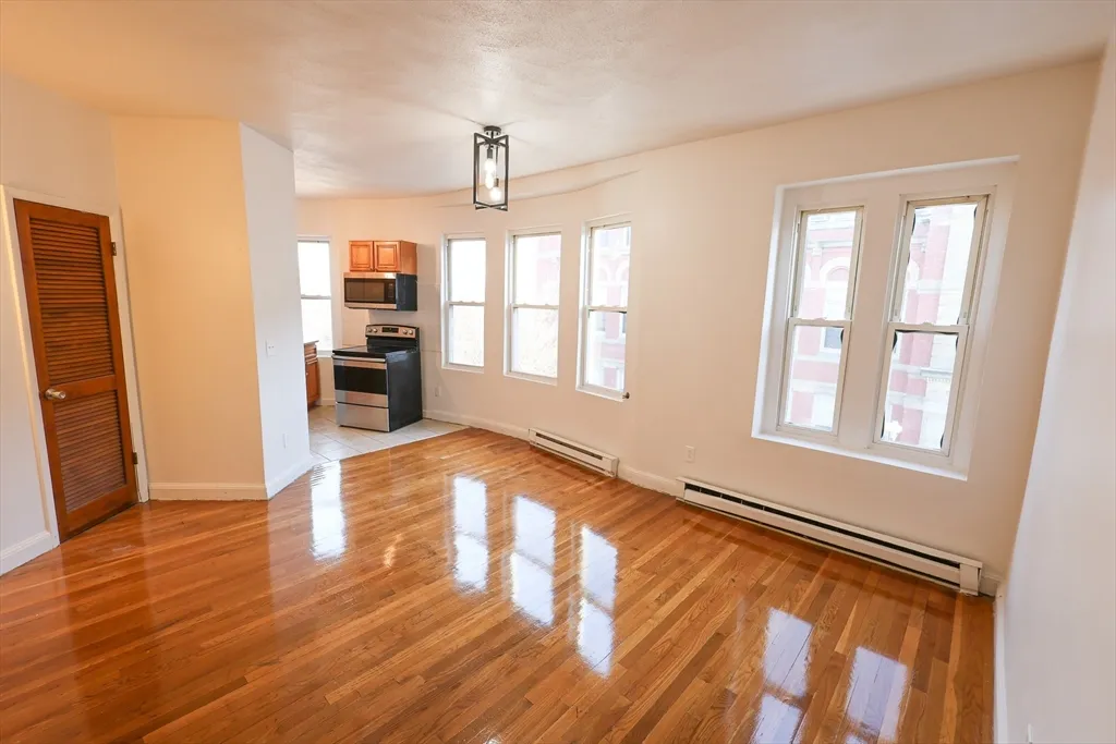 2 bed, 1 bath apartment for rent at 1 Kenilworth St Unit 3, Roxbury — photo 5 of 10