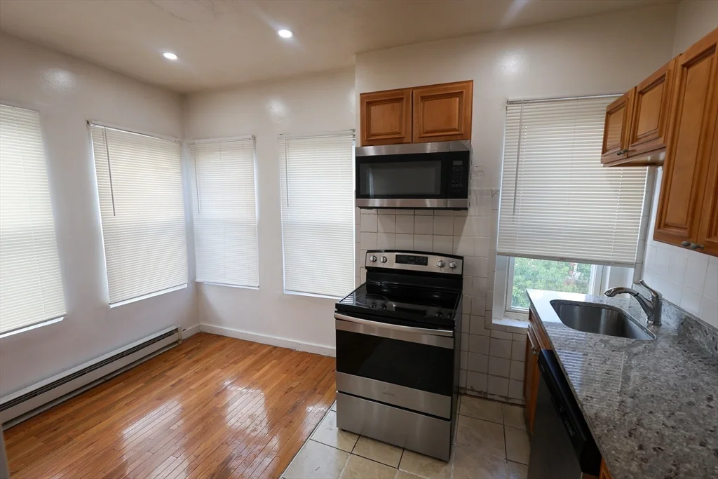 2 bed, 1 bath apartment for rent at 1 Kenilworth Unit 6, Roxbury — photo 4 of 13