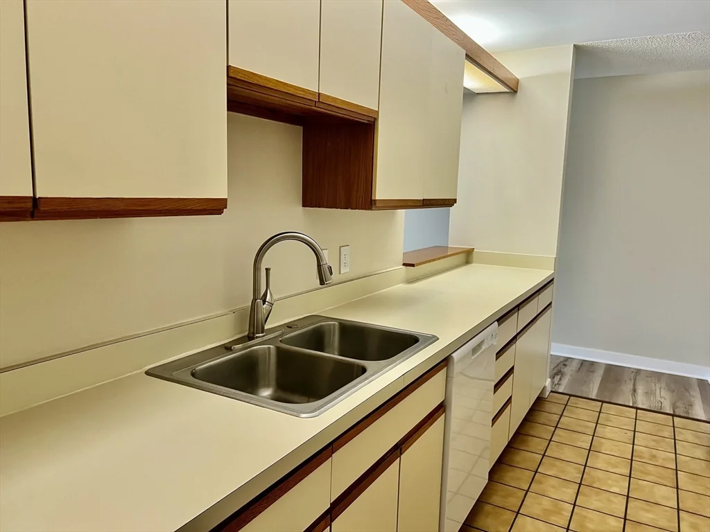 2 bed, 2 bath apartment for rent at 1 Loring Ave Unit 311, Swampscott — photo 9 of 20