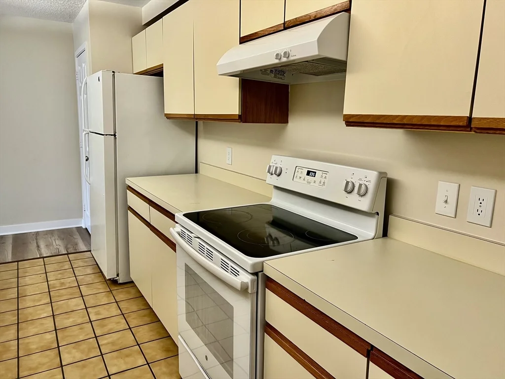 2 bed, 2 bath apartment for rent at 1 Loring Ave Unit 311, Swampscott — photo 8 of 20