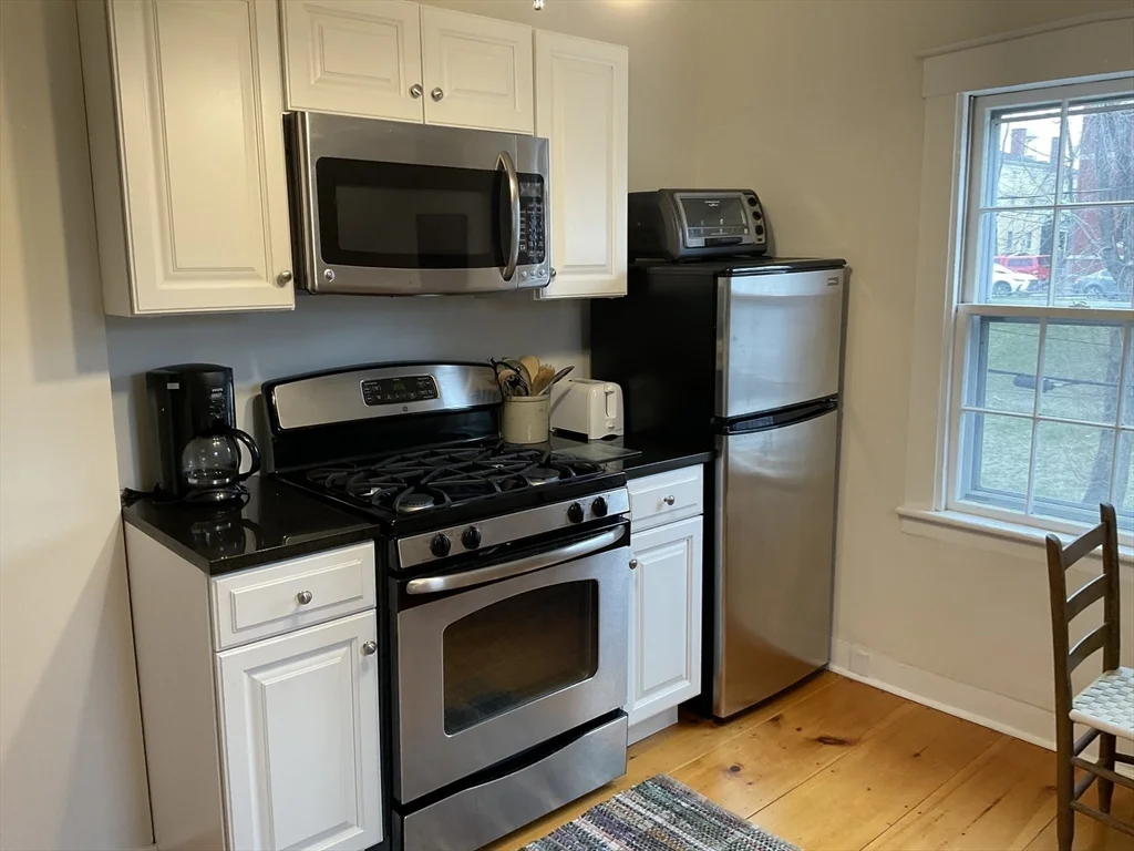 1 bed, 1 bath apartment for rent at 1 Middle Unit 3, Marblehead — photo 9 of 16