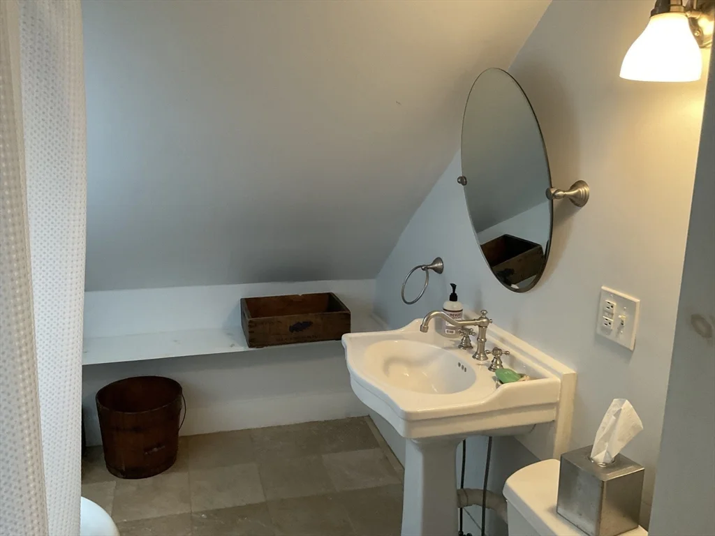 1 bed, 1 bath apartment for rent at 1 Middle Unit 3, Marblehead — photo 10 of 16