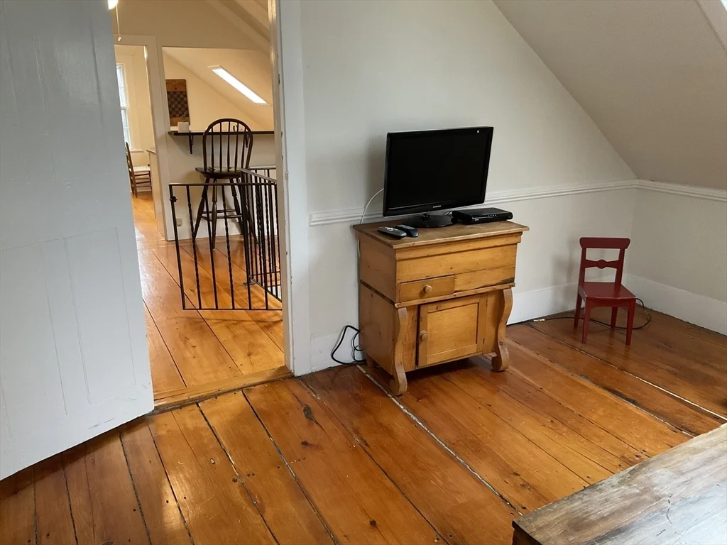 1 bed, 1 bath apartment for rent at 1 Middle Unit 3, Marblehead — photo 3 of 16