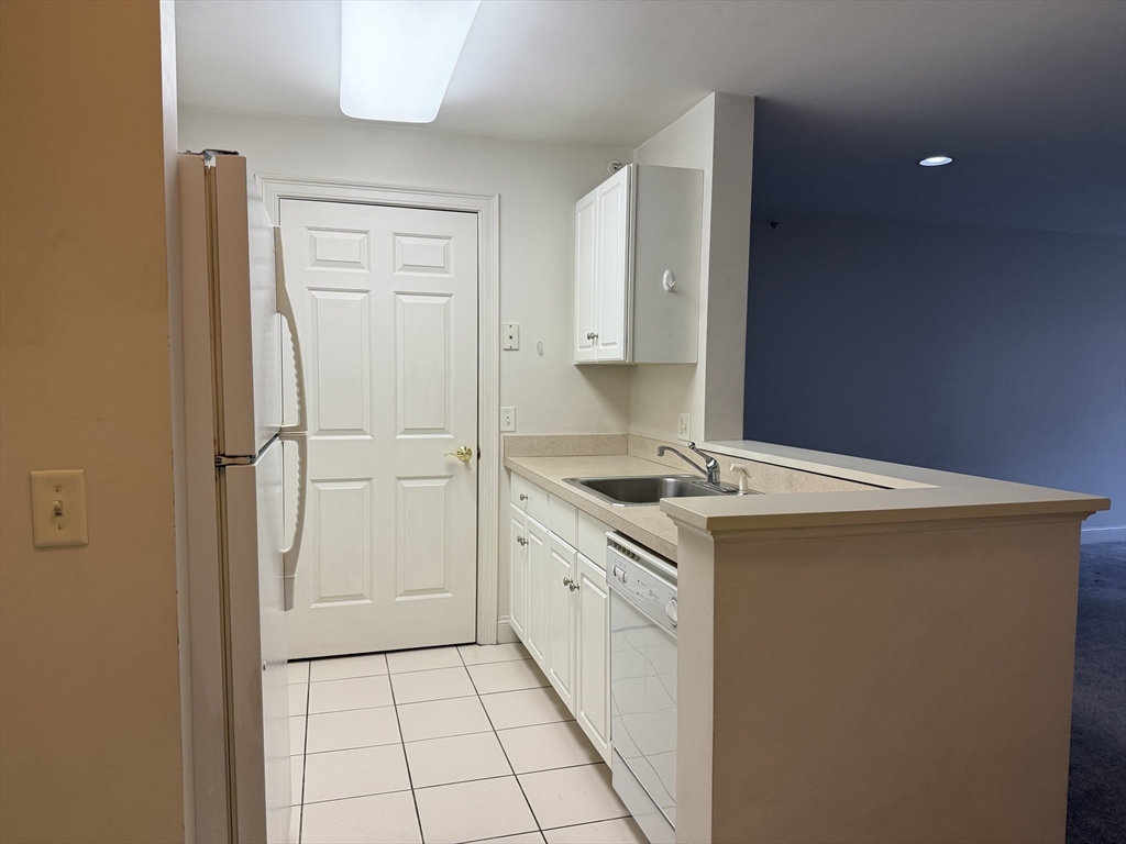 2 bed, 2 bath apartment for rent at 1 Millbrook Ln Unit 309, Wakefield — photo 3 of 17