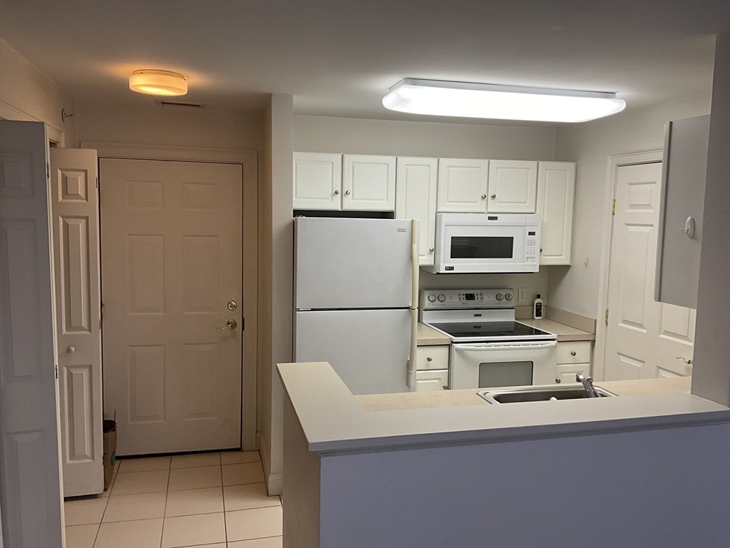 2 bed, 2 bath apartment for rent at 1 Millbrook Ln Unit 309, Wakefield — photo 4 of 17
