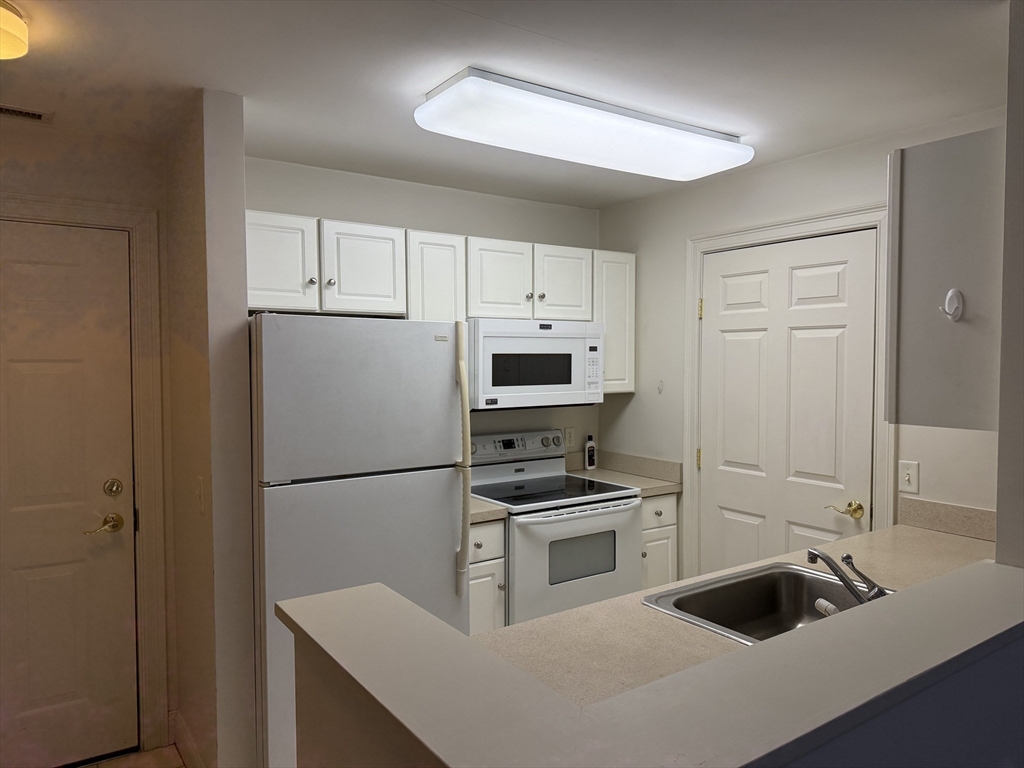 2 bed, 2 bath apartment for rent at 1 Millbrook Ln Unit 309, Wakefield — photo 2 of 17