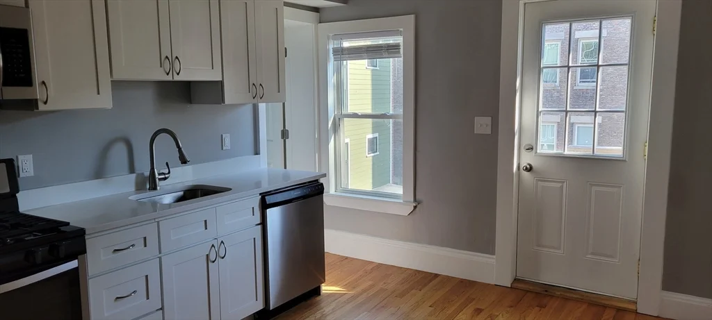 2 bed, 1 bath apartment for rent at 1 Mount Pleasant Pl Unit 2, Roxbury — photo 2 of 12