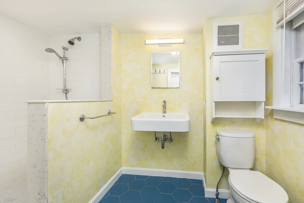 2 bed, 1 bath apartment for rent at 1 Mugford St Unit 3, Glenwood — photo 10 of 24