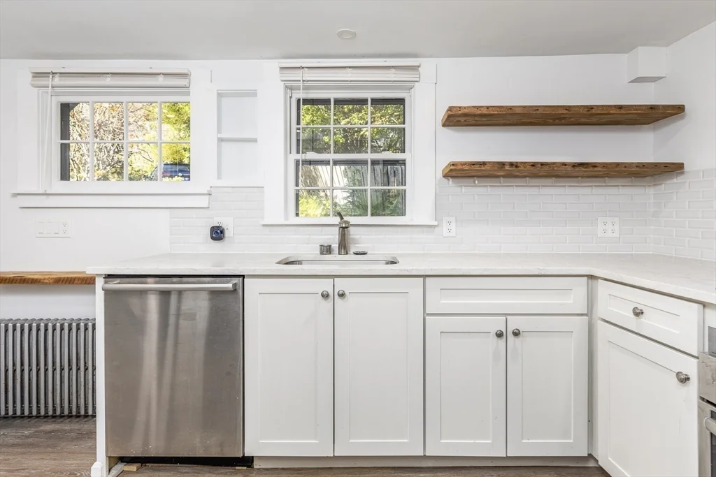 2 bed, 1 bath apartment for rent at 1 Mugford St Unit 3, Glenwood — photo 3 of 24