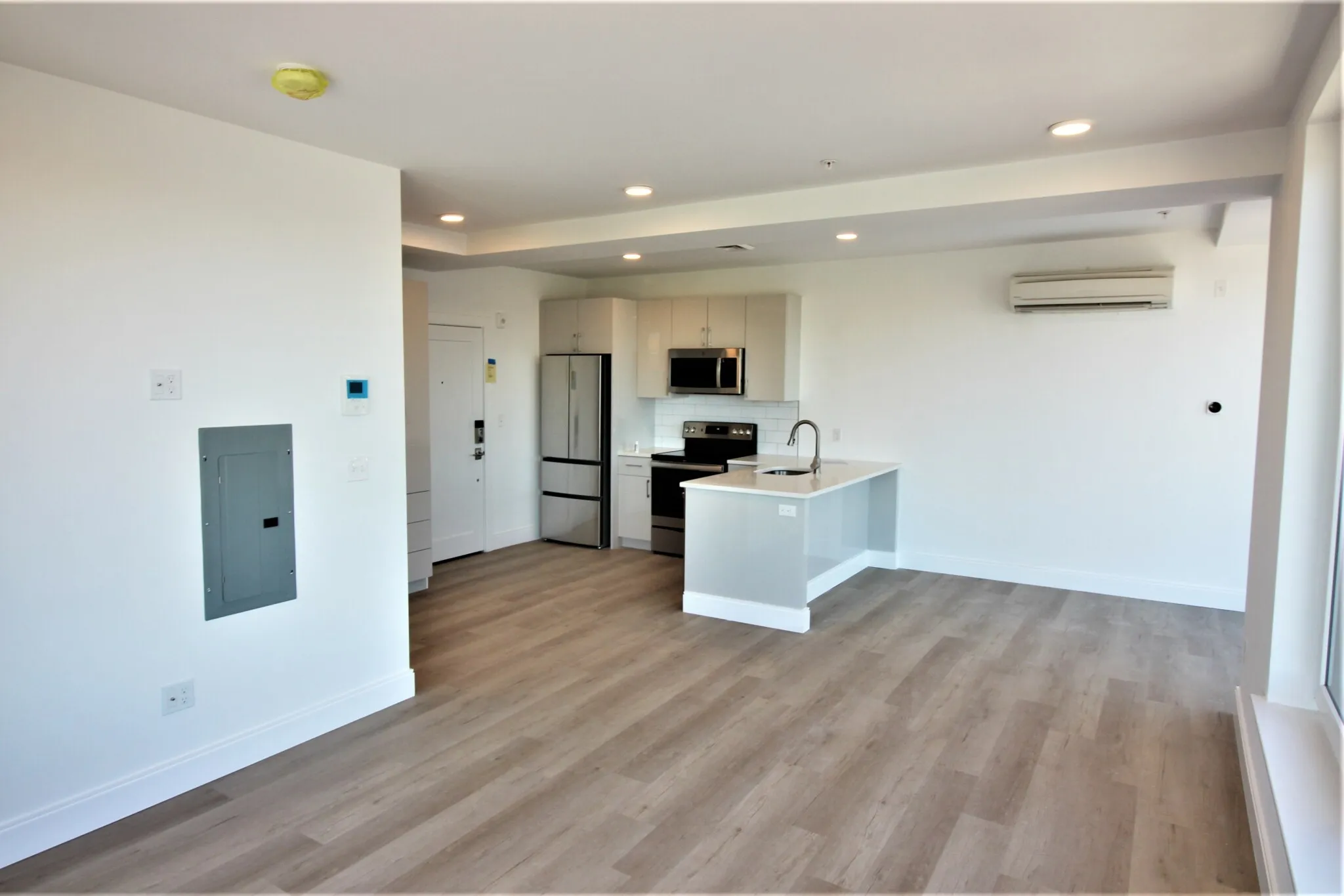Studio bed, 1 bath apartment for rent at 1 Newcomb St Unit 601, Roxbury — photo 6 of 13