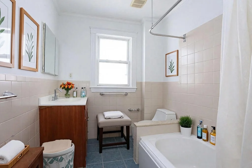 4 bed, 1 bath apartment for rent at 1 Orient Ave Unit C, East Boston — photo 4 of 12