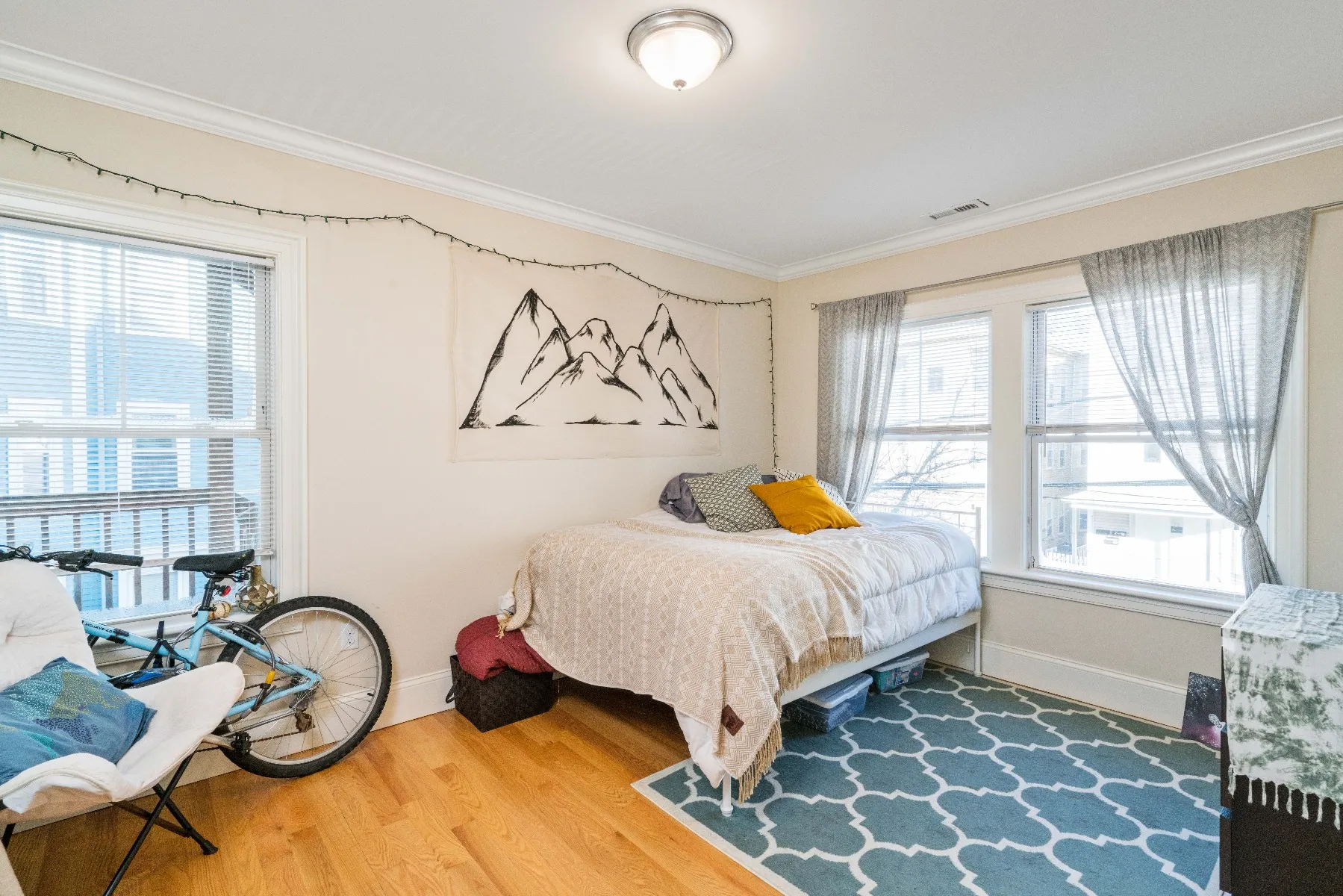 4 bed, 1 bath apartment for rent at 1 Oswald St Unit 1, Mission Hill — photo 3 of 7