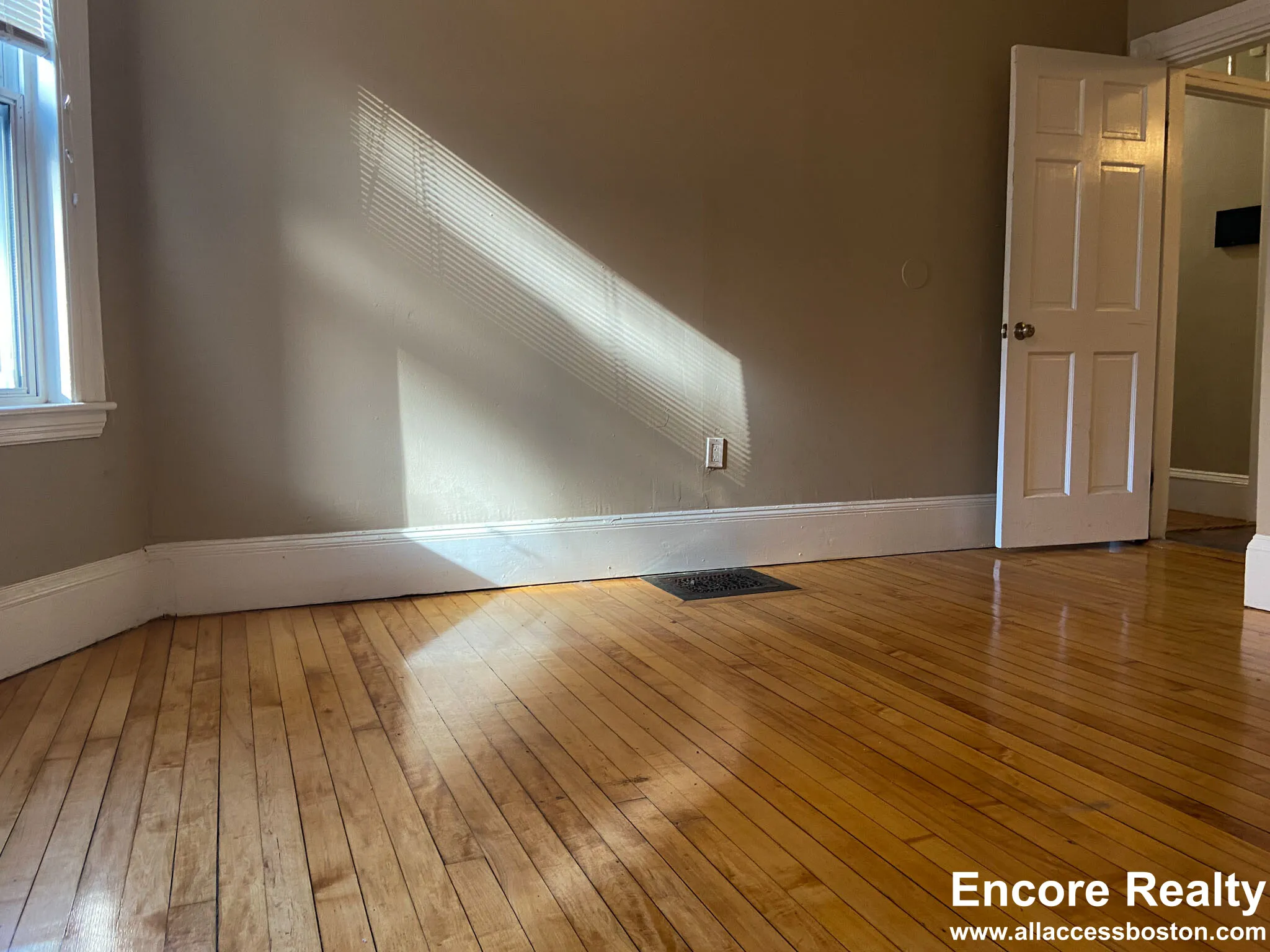 3 bed, 2 bath apartment for rent at 1 Parker Hill Ter Unit 1, Mission Hill — photo 8 of 29