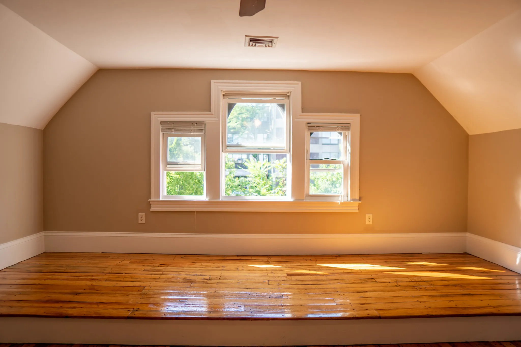 7 bed, 2 bath apartment for rent at 1 Parker Hill Ter Unit 3, Mission Hill — photo 3 of 46
