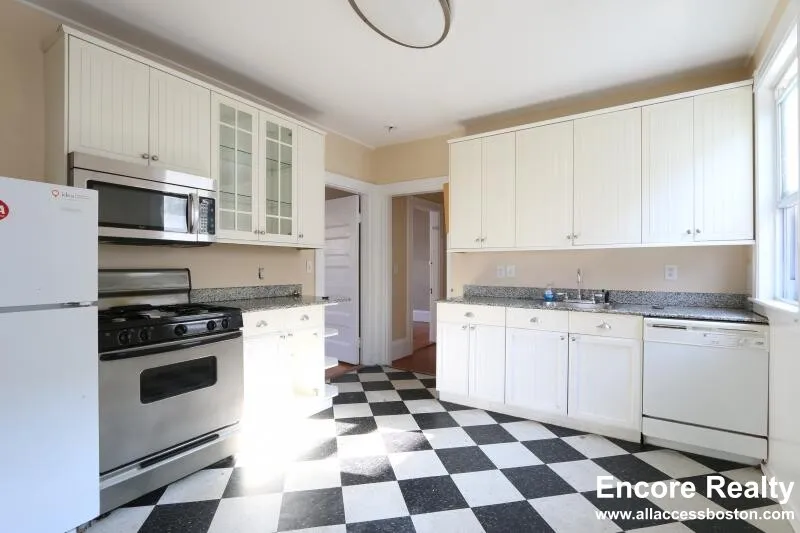 7 bed, 2 bath apartment for rent at 1 Parker Hill Ter Unit 3, Mission Hill — photo 6 of 46