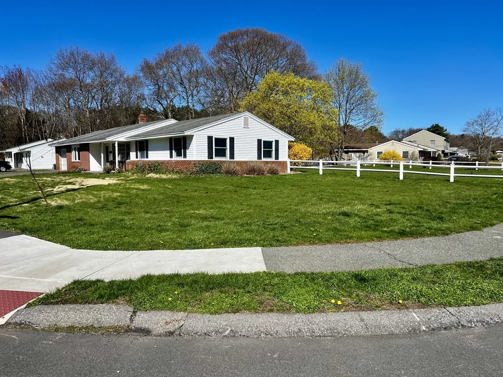 3 bed, 1 bath apartment for rent at 1 Perkins Rd, Danvers — photo 4 of 25