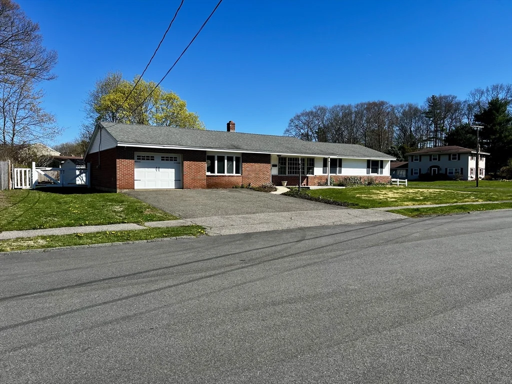 3 bed, 1 bath apartment for rent at 1 Perkins Rd, Danvers — photo 3 of 25