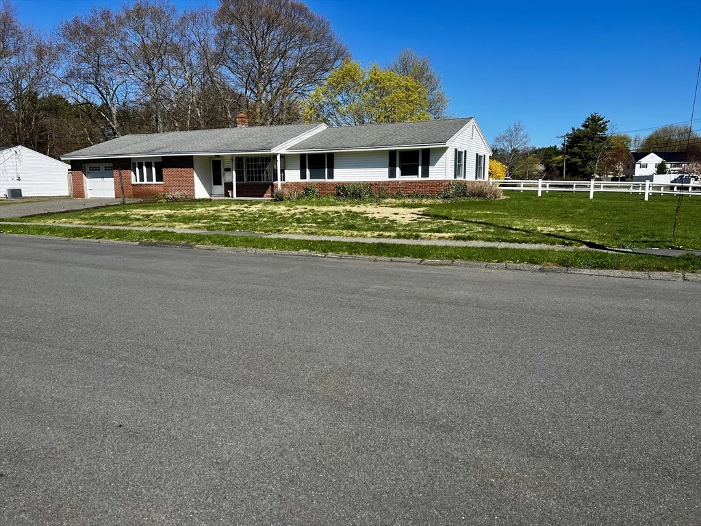 3 bed, 1 bath apartment for rent at 1 Perkins Rd, Danvers — photo 2 of 25