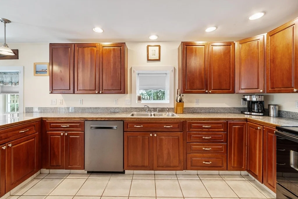 2 bed, 1 bath apartment for rent at 1 Pigeon Hill Ct Unit B, Rockport — photo 8 of 32