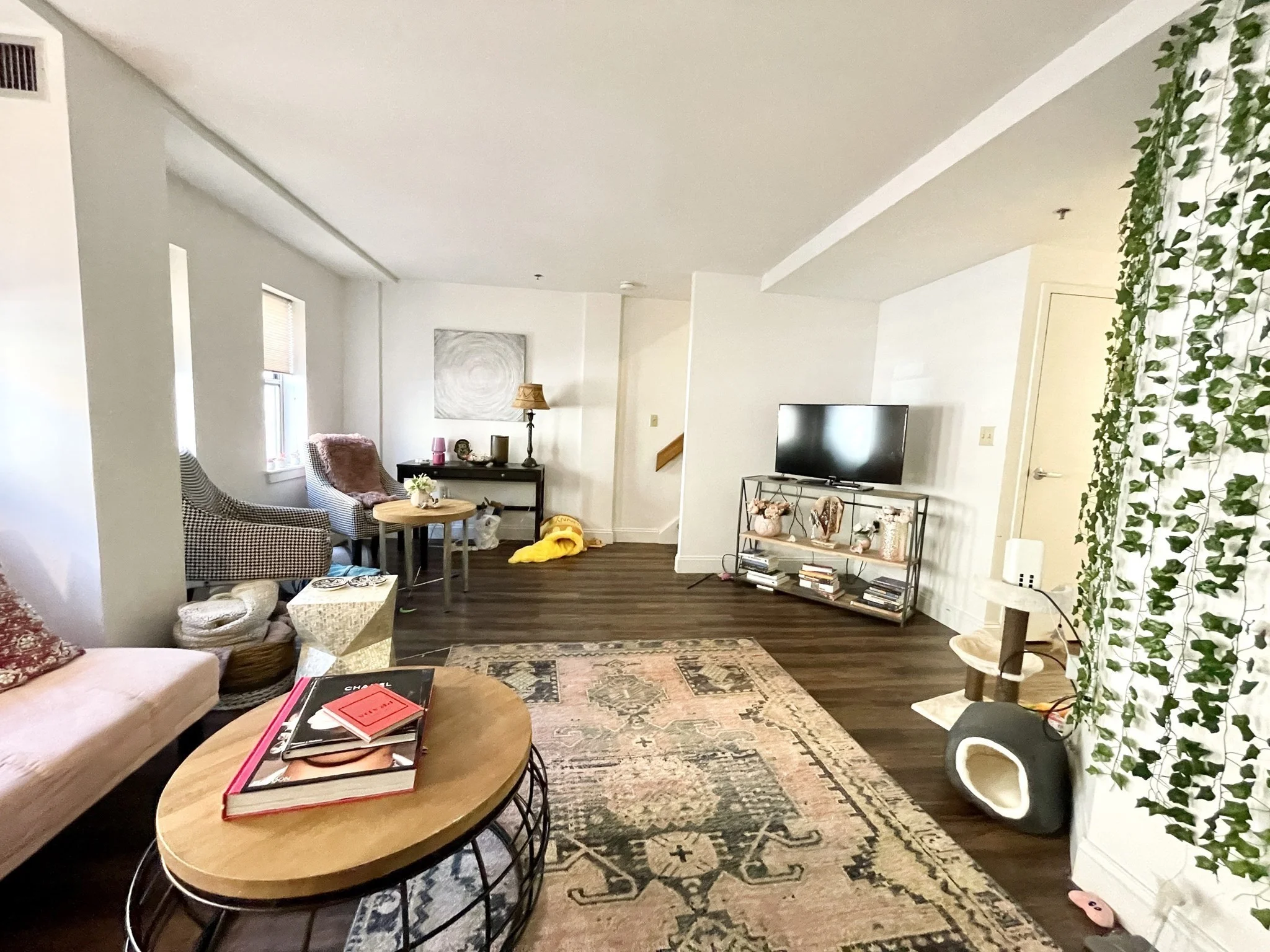 3 bed, 1 bath apartment for rent at 1 Pine St Unit B, Chinatown