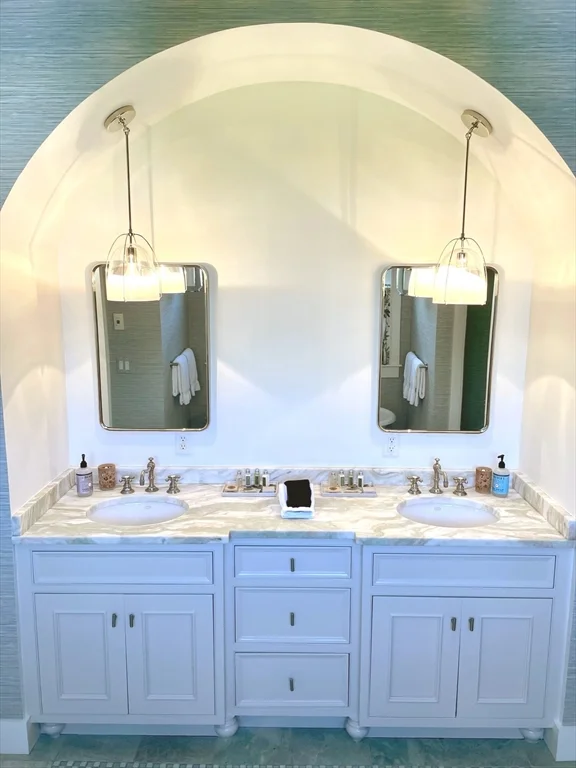 6 bed, 4+ bath apartment for rent at 1 Pochick Ave, Nantucket — photo 17 of 42