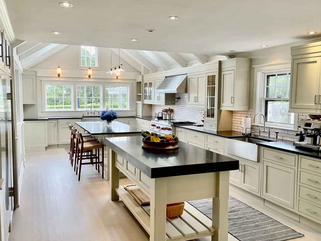 6 bed, 4+ bath apartment for rent at 1 Pochick Ave, Nantucket — photo 12 of 42