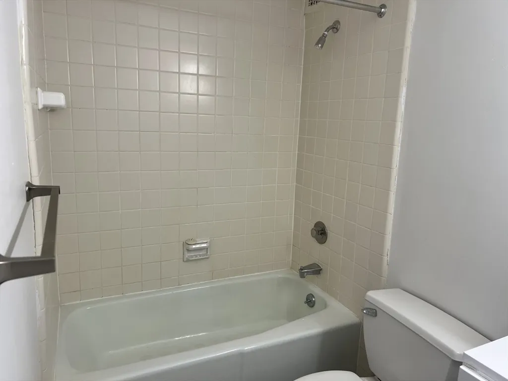 1 bed, 1 bath apartment for rent at 1 Pond St Unit 10B, Winthrop — photo 10 of 11