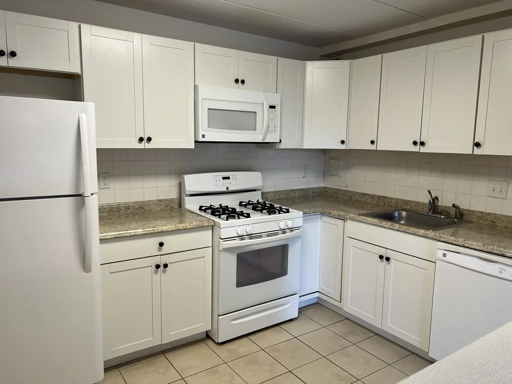 1 bed, 1 bath apartment for rent at 1 Pond St Unit 1J, Winthrop — photo 2 of 12