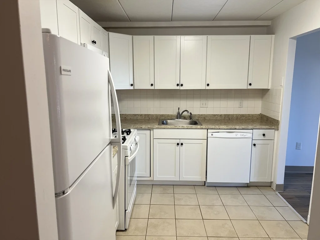 1 bed, 1 bath apartment for rent at 1 Pond St Unit 1J, Winthrop — photo 3 of 12