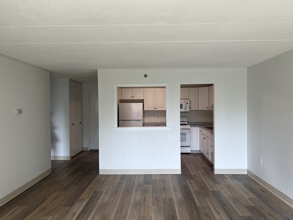 1 bed, 1 bath apartment for rent at 1 Pond St Unit 1M, Winthrop — photo 4 of 12