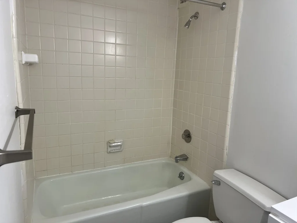 1 bed, 1 bath apartment for rent at 1 Pond St Unit 3B, Winthrop — photo 10 of 11