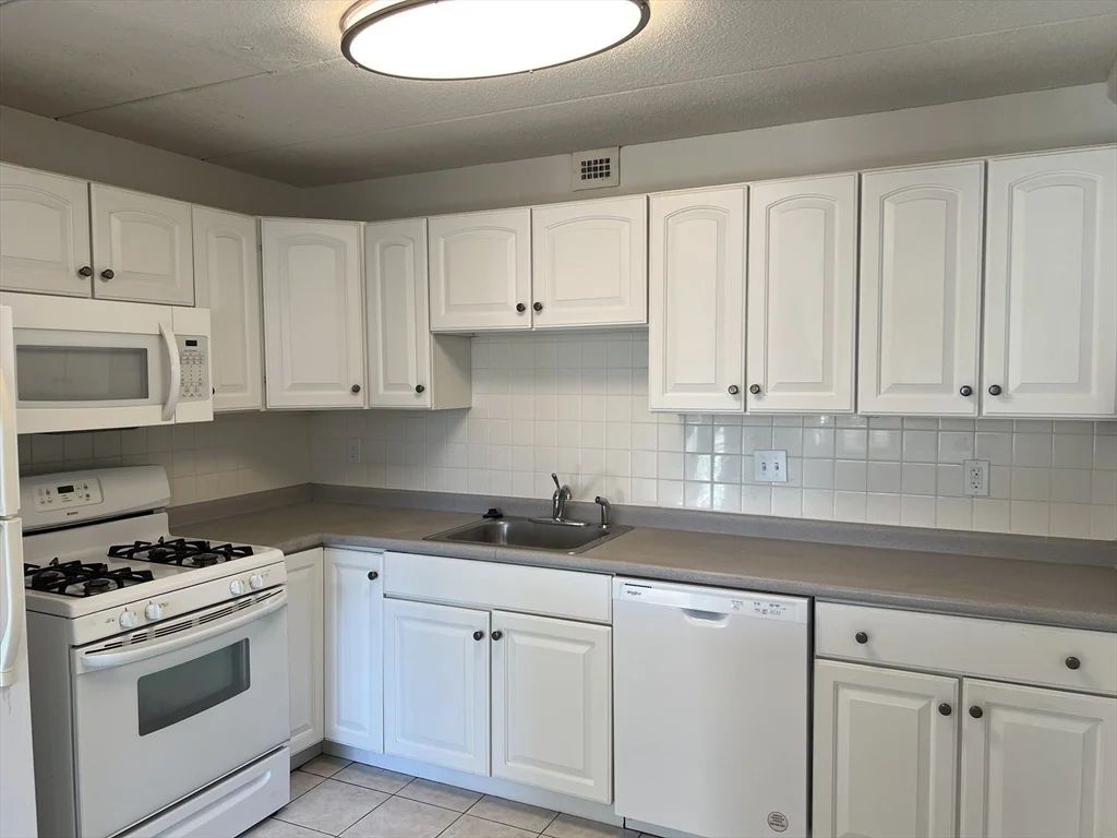 1 bed, 1 bath apartment for rent at 1 Pond St Unit 3B, Winthrop — photo 5 of 11