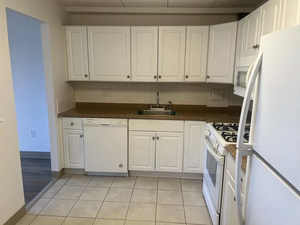 1 bed, 1 bath apartment for rent at 1 Pond St Unit 4D, Winthrop — photo 6 of 9