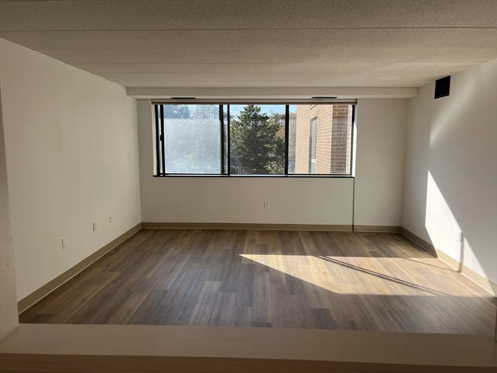 1 bed, 1 bath apartment for rent at 1 Pond St Unit 7B, Winthrop — photo 2 of 11