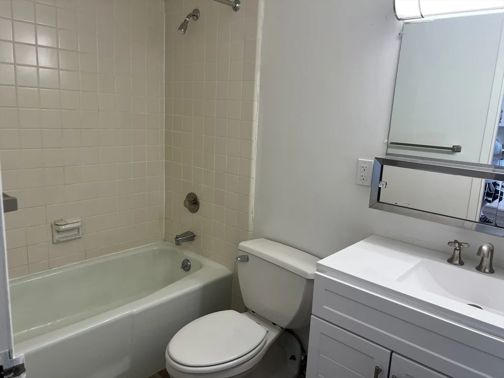 1 bed, 1 bath apartment for rent at 1 Pond St Unit 7B, Winthrop — photo 9 of 11