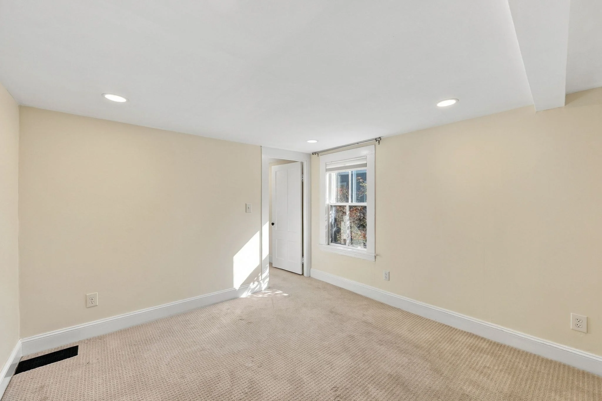 1 bed, 1 bath apartment for rent at 1 Selman St Unit 2, Marblehead — photo 18 of 29