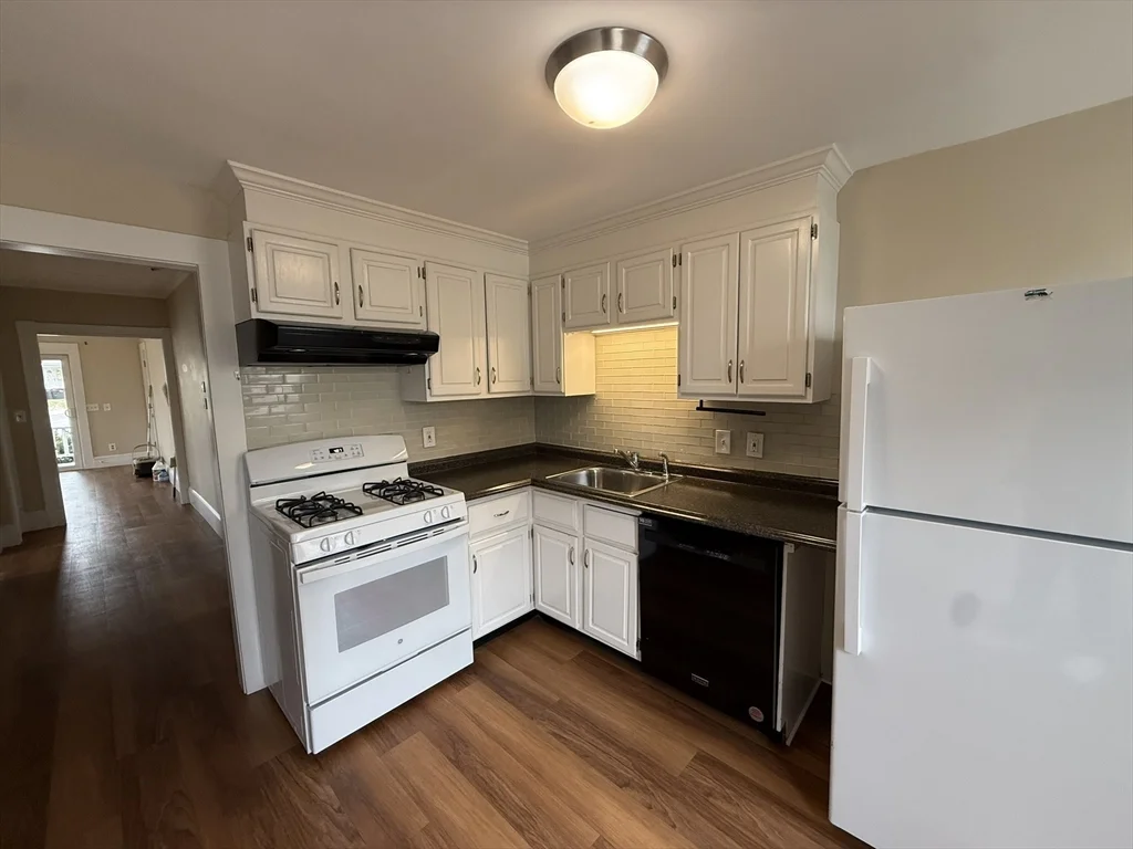 2 bed, 1 bath apartment for rent at 1 Stafford St Unit 1, Downtown — photo 4 of 17