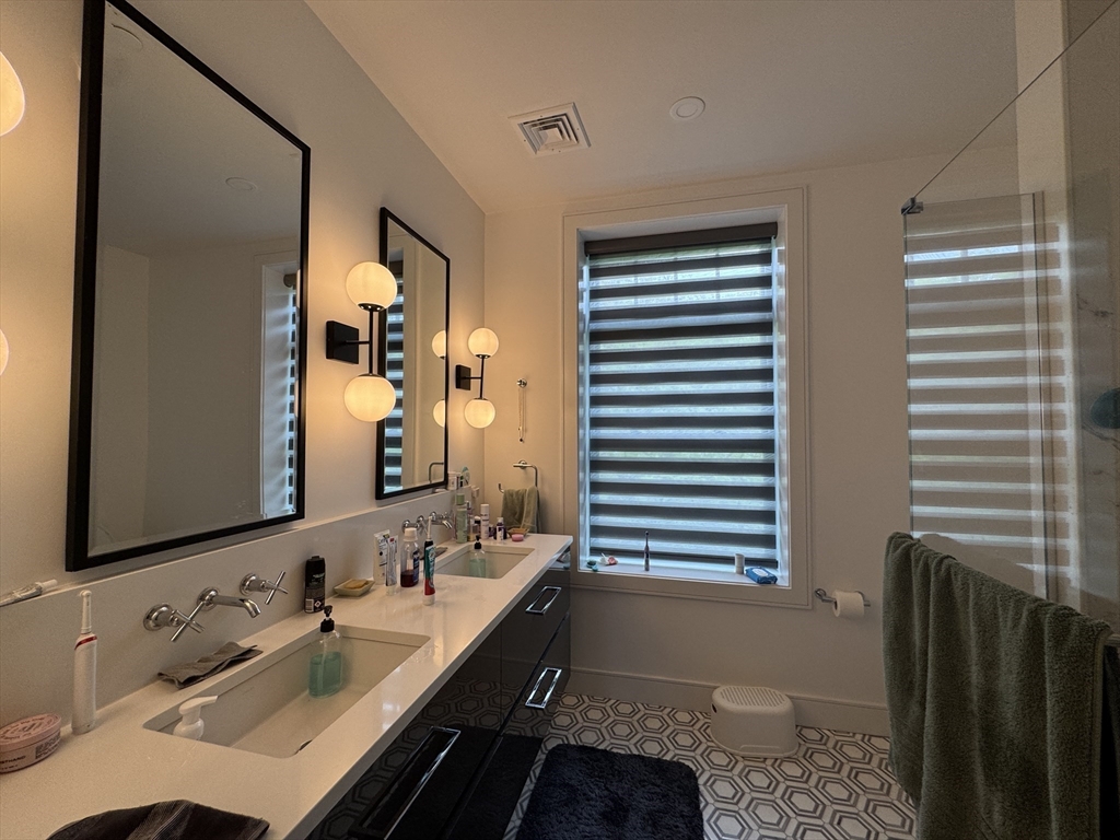 3 bed, 2 bath apartment for rent at 1 Strathmore Rd Unit 3, Brookline — photo 6 of 13