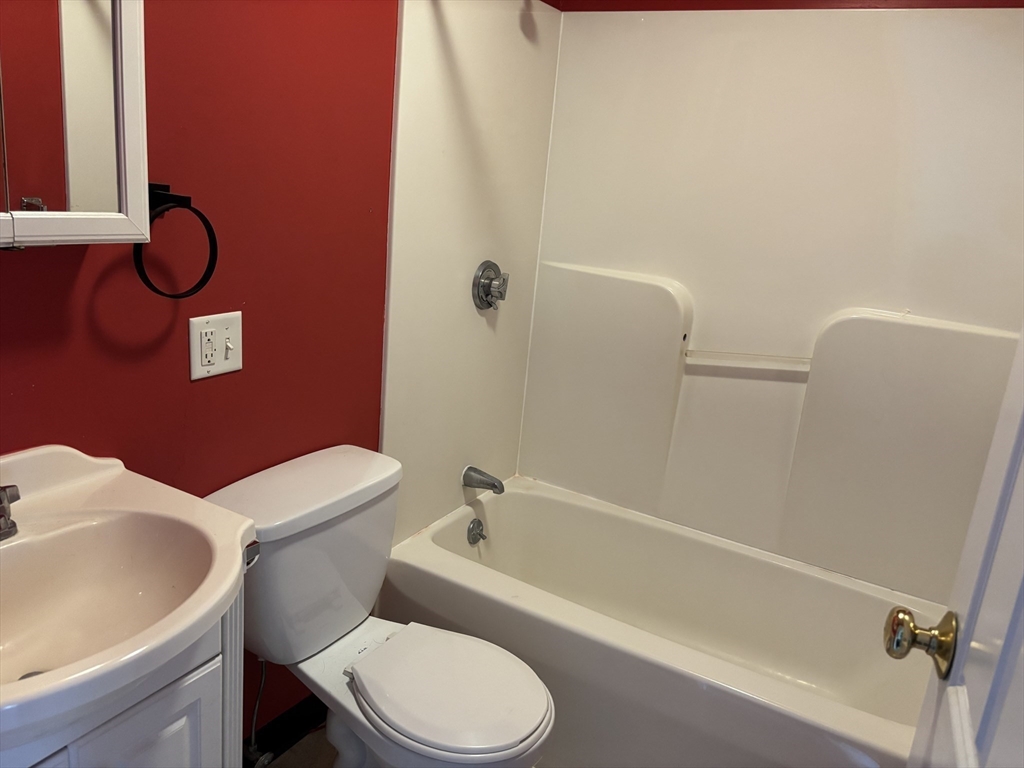 1 bed, 1 bath apartment for rent at 1 Summit Dr Unit 43, Reading — photo 9 of 13