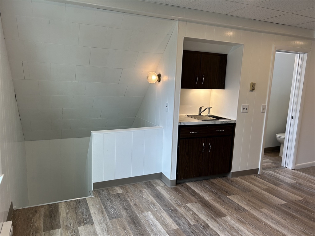 1 bed, 1 bath apartment for rent at 1 Valley Rd Unit 3, Swampscott — photo 4 of 15