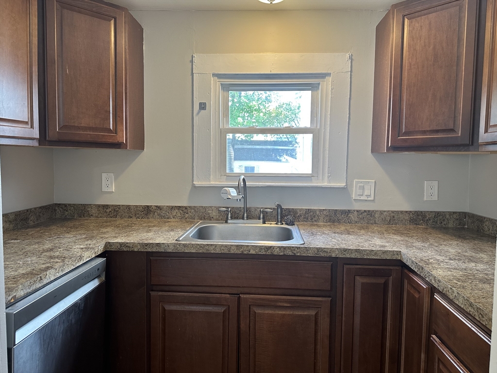 3 bed, 1 bath apartment for rent at 1 Veteran Rd Unit 1, Woburn — photo 4 of 14